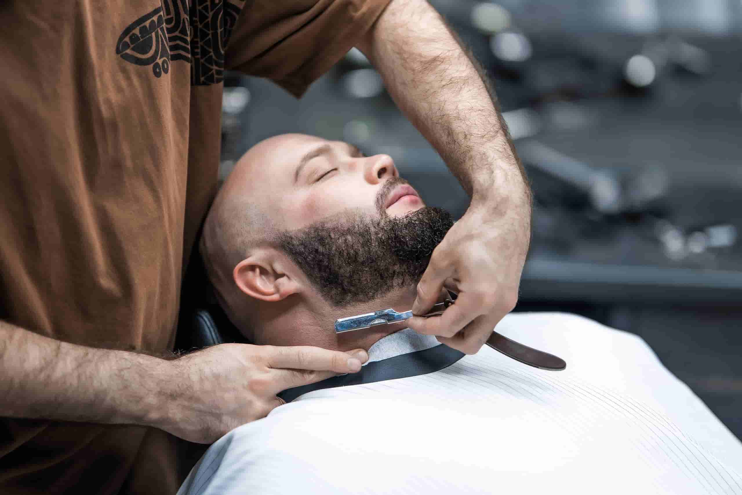 Оформление бороды опасной бритвой в барбершопе ШЕР